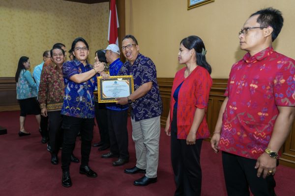 Bupati Giri Prasta Serahkan Sertifikat Kesehatan Koperasi-kabarbalihits