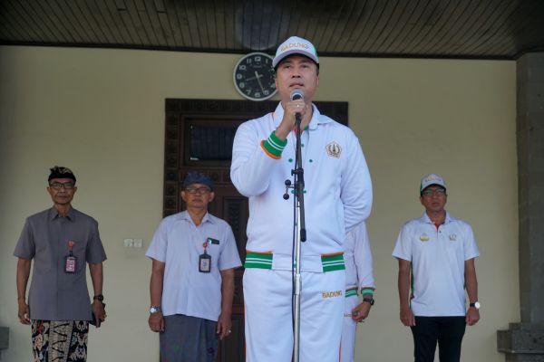 Sekda Surya Suamba melepas Kontingen Atlet KORPRI Badung yang akan mengikuti Turnamen IV KORPRI Provinsi Bali di Lapangan Puspem Badung, Kamis (31/7)