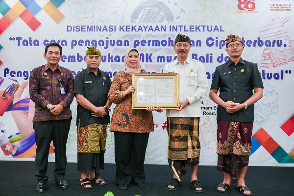 Inovasi Tangani Sampah Plastik, Kemenkumham Serahkan Sertifikat Merek Gotik Kepada Pemerintah Kabupaten Badung
