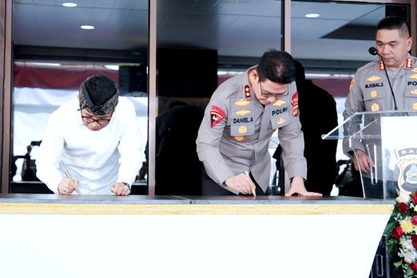 Bupati Wayan Adi Arnawa bersama Kapolda Bali Irjen Pol. Daniel Adityajaya menghadiri peresmian Gedung Polrestabes Denpasar di Jalan Gunung Sanghyang, Padangsambian, Denpasar, Senin (4/8)