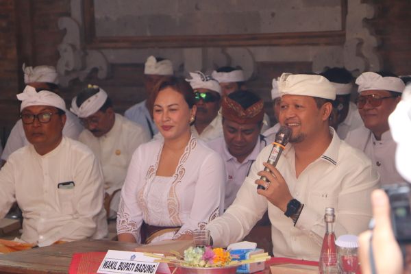 Wabup Hadiri Karya Tawur Agung di Pura Dalem Tunon Abiansemal-kabarbalihits