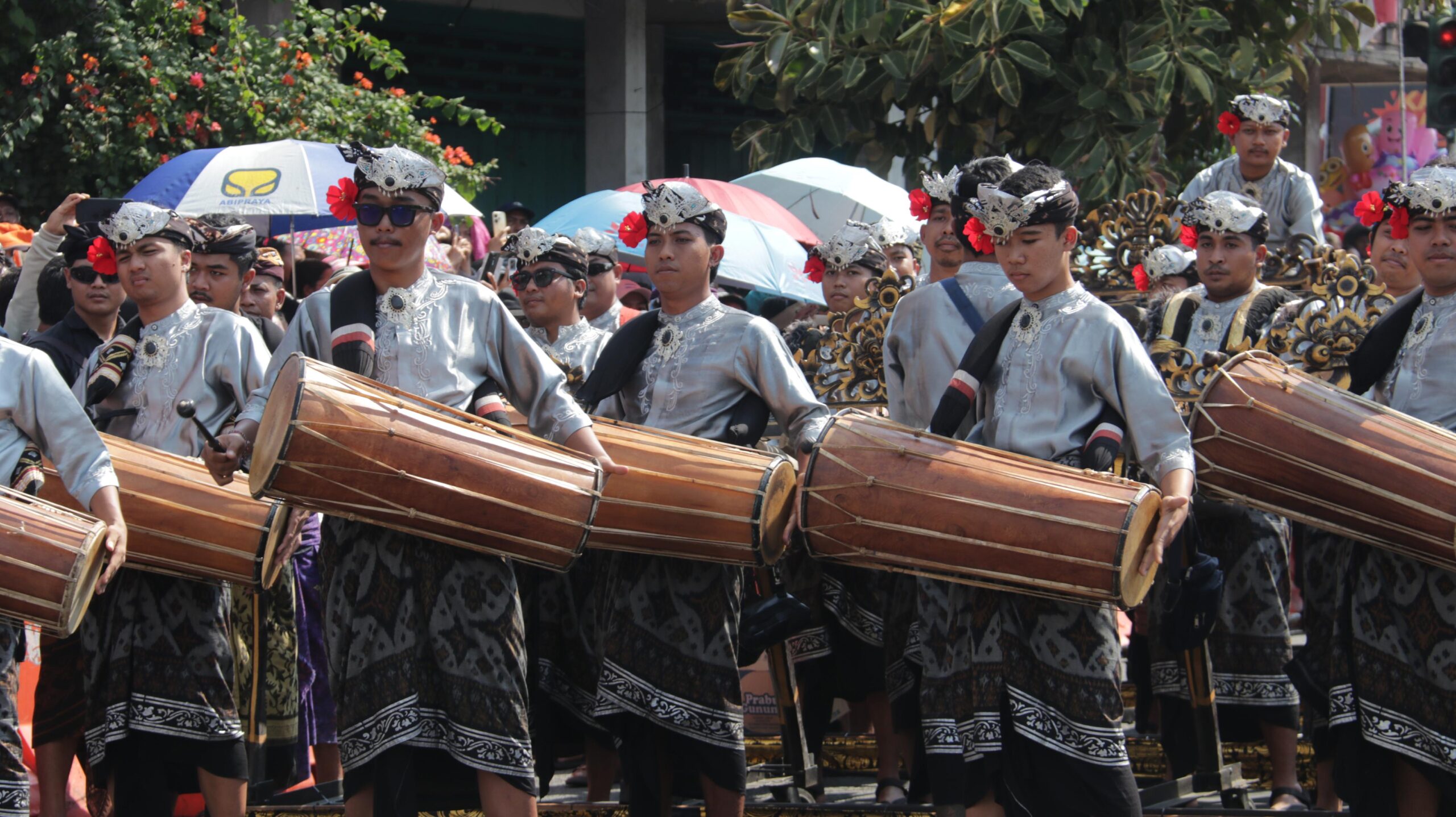 parade budaya sebagai puncak perayaan Hari Ulang Tahun (HUT) ke-130 Kota Negara, Minggu (31/8).