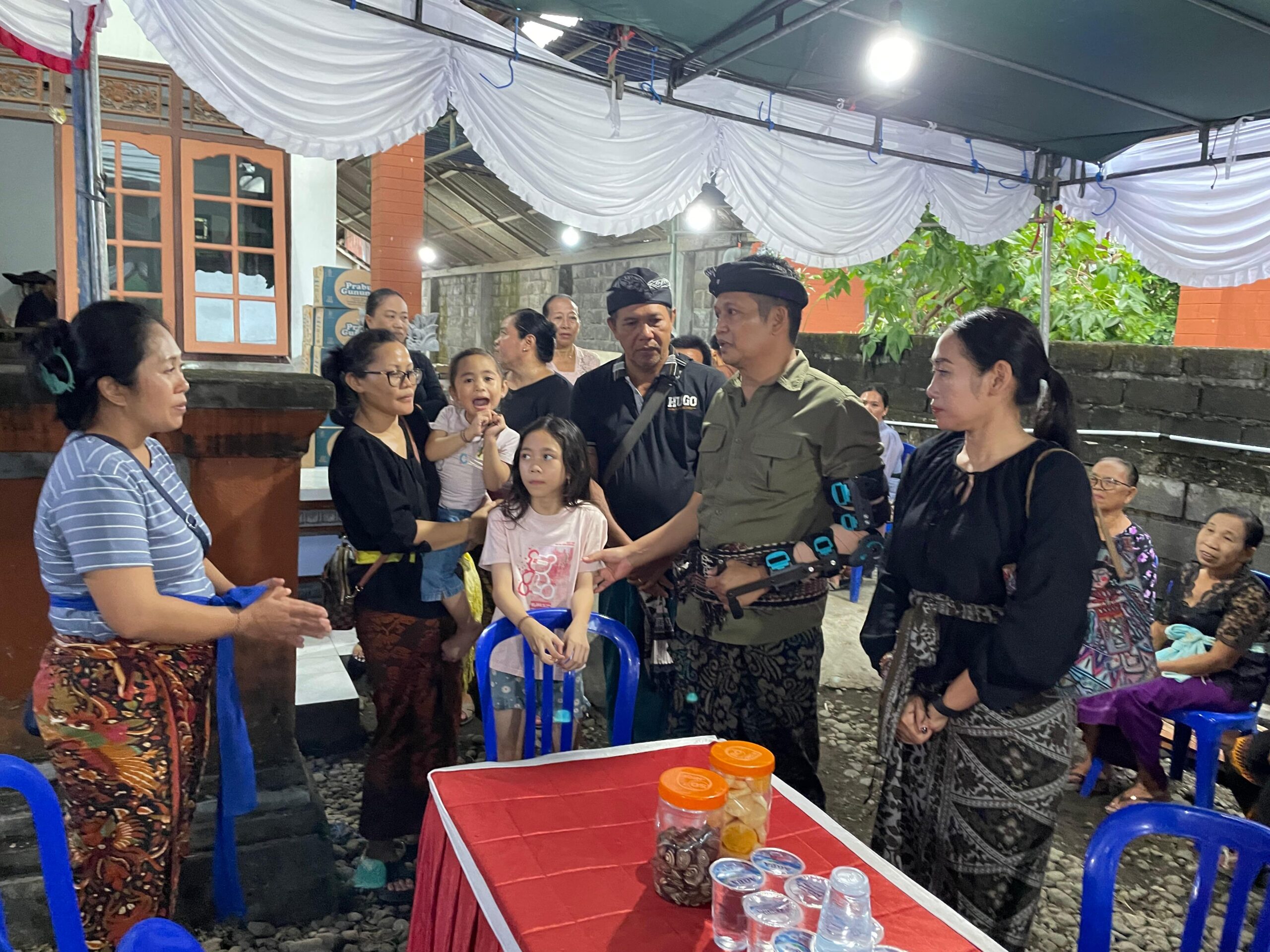 Bupati Jembrana I Made Kembang Hartawan bersama Wakil Bupati I Gede Ngurah Patriana Krisna (Ipat) melayat ke rumah duka, dua korban bencana banjir yang terjadi di wilayah Jembrana.
