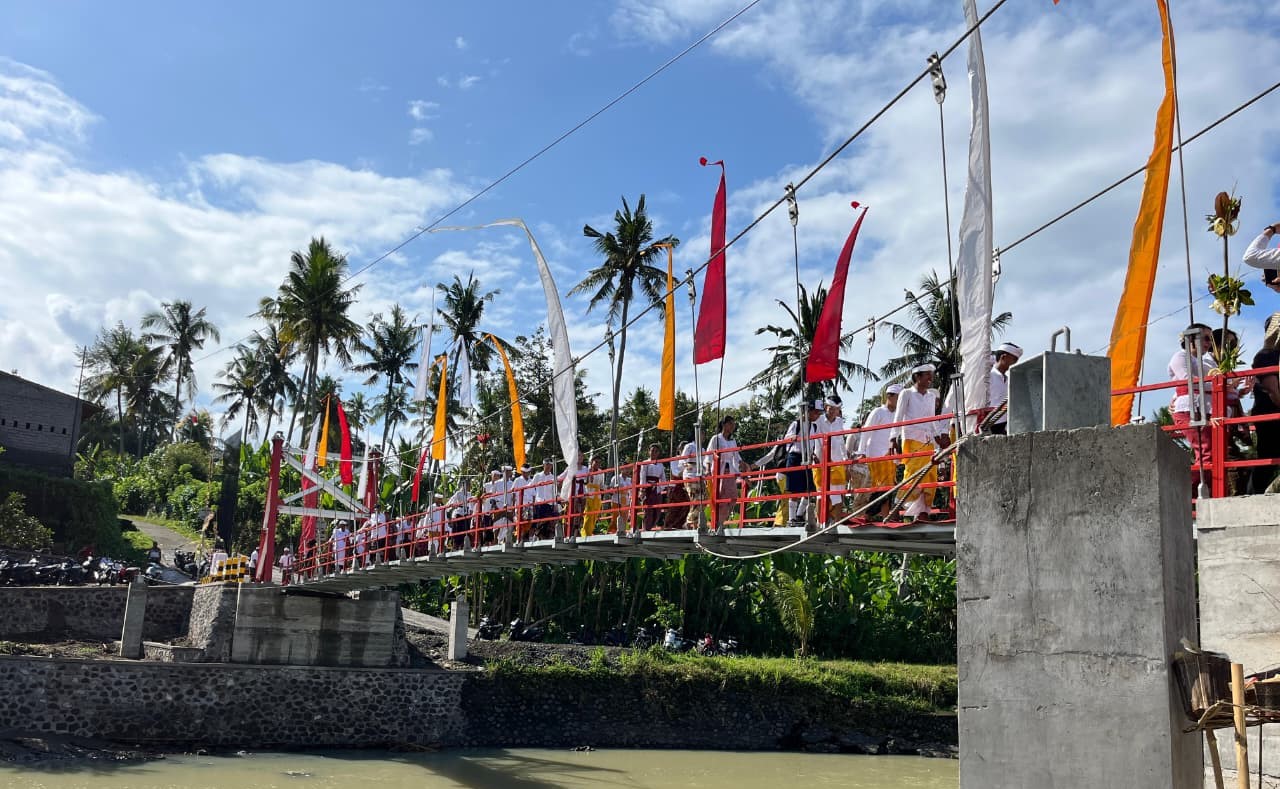 Harapan mereka untuk memiliki akses yang lebih dekat menuju SMP Negeri 3 Mendoyo kini terealisasi dengan diresmikannya jembatan gantung “Sri Kirana”, Senin (15/9).