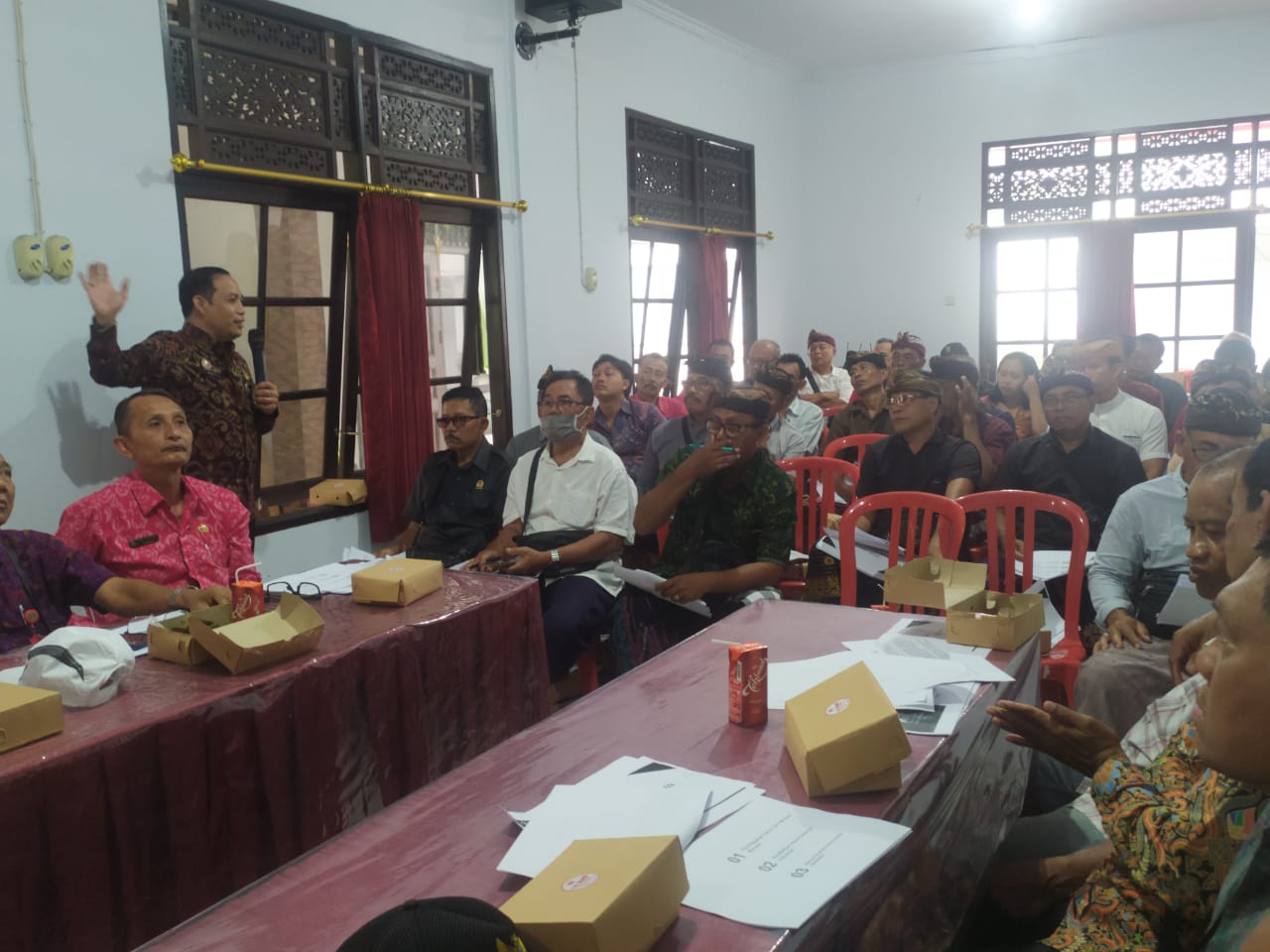 Sebanyak 15 Perbekel, 29 Bendesa Adat, dan 15 Ketua Badan Permusyawaratan Desa (BPD) se-Kecamatan Kerambitan mengikuti kegiatan sosialisasi bertajuk “Peran Paralegal dalam Pemberian Bantuan Hukum” pada Rabu (16/9)