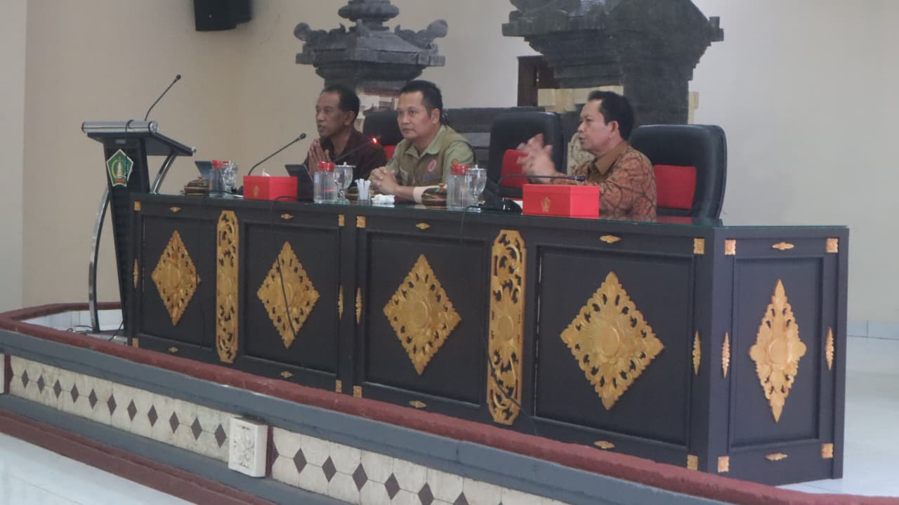 Penegasan ini disampaikan saat memimpin rapat koordinasi darurat bersama jajaran Organisasi Perangkat Daerah (OPD) serta para kepala desa dan lurah di Aula Jimbarwana, Selasa (16/9).