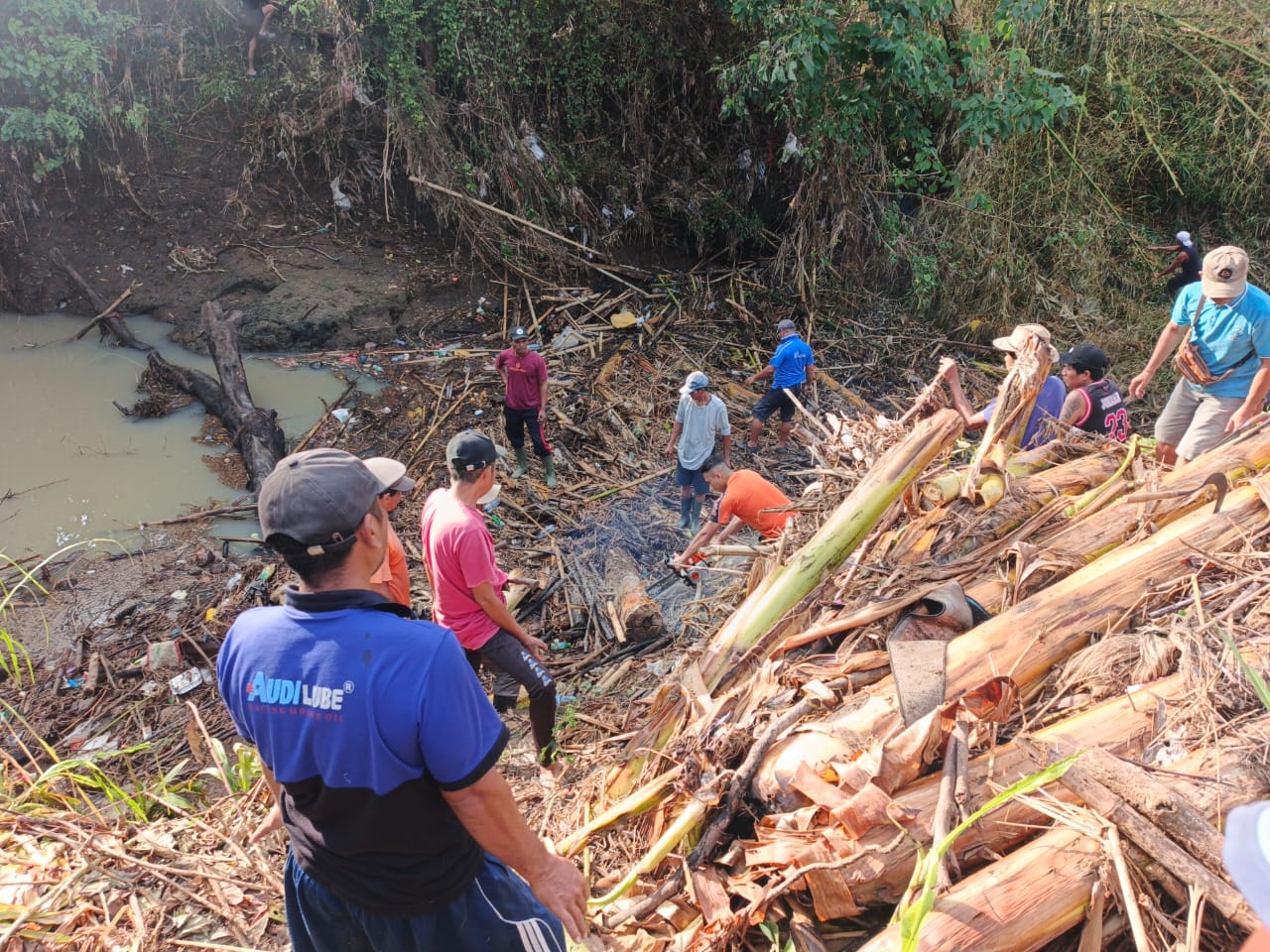 Pasca banjir yang melanda sejumlah wilayah, Pemerintah Kabupaten Jembrana bersama warga, perangkat daerah, hingga TNI/Polri turun langsung membersihkan saluran air dan aliran sungai yang tersumbat, Minggu (21/9).
