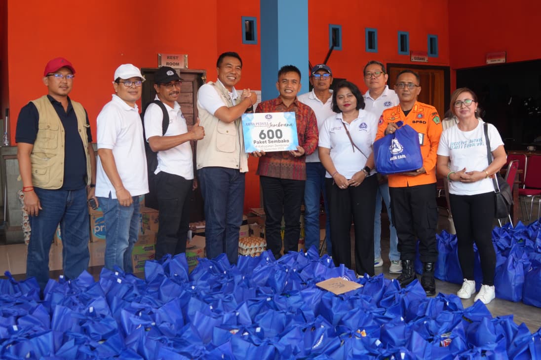 Association of the Indonesian Tours & Travel Agencies (ASITA) Bali menyerahkan 600 paket sembako kepada Pemerintah Kabupaten Jembrana untuk disalurkan kepada masyarakat yang membutuhkan, Selasa (23/9).