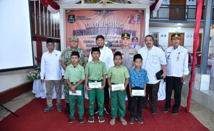 Bupati Fauzi Serahkan Langsung BLT DBHCHT kepada Buruh Tembakau di Sumenep