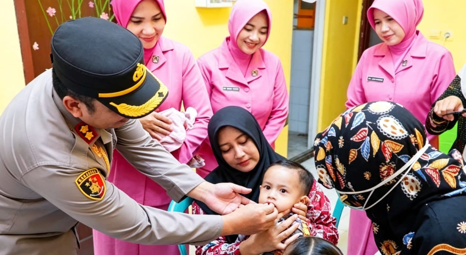 Perkuat Sinergi Kesehatan Anak, Kapolres Pamekasan Dampingi Layanan Posyandu Kemala Bhayangkari
