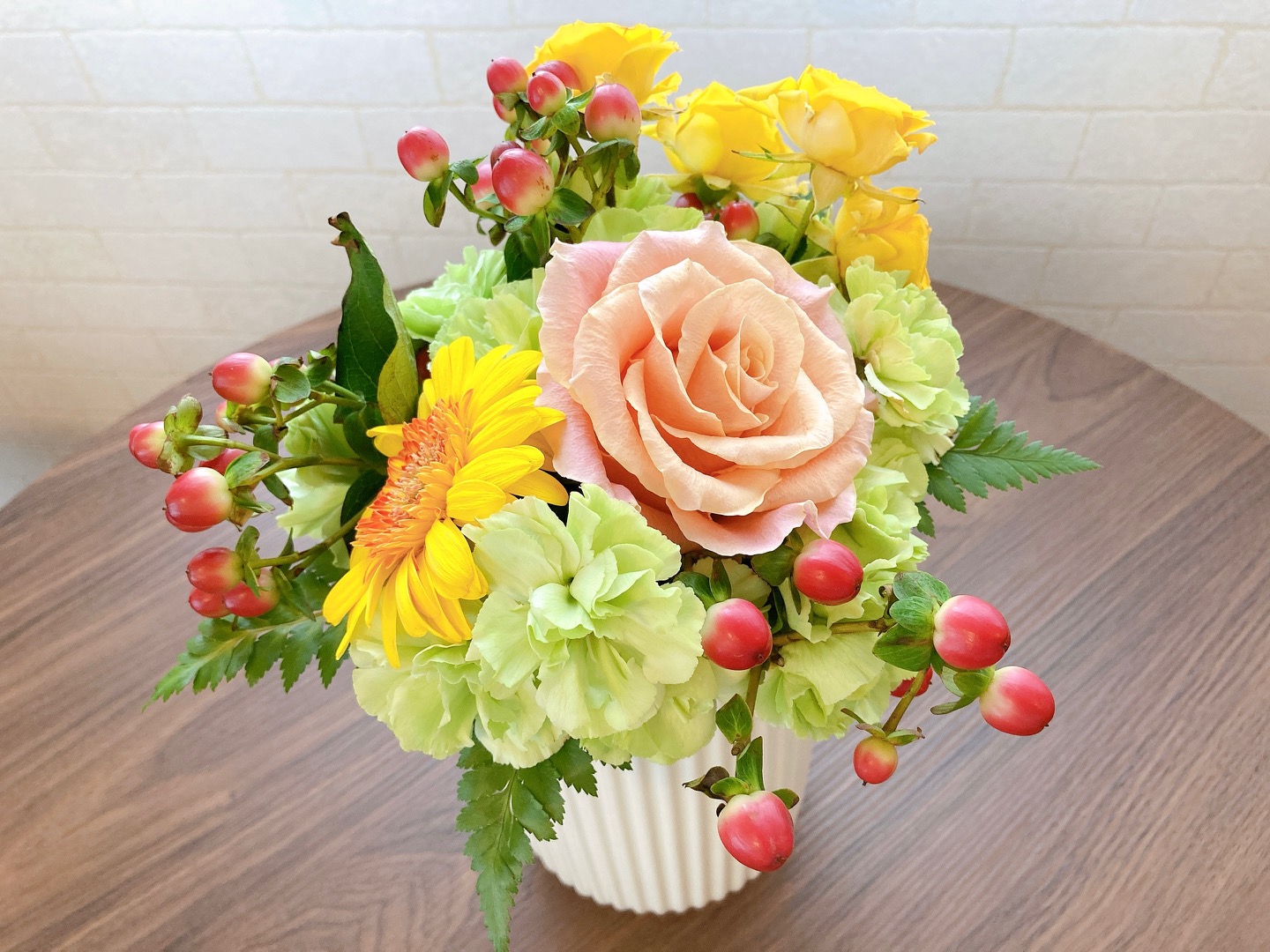 お客様からいただいたお花の一部を花瓶に