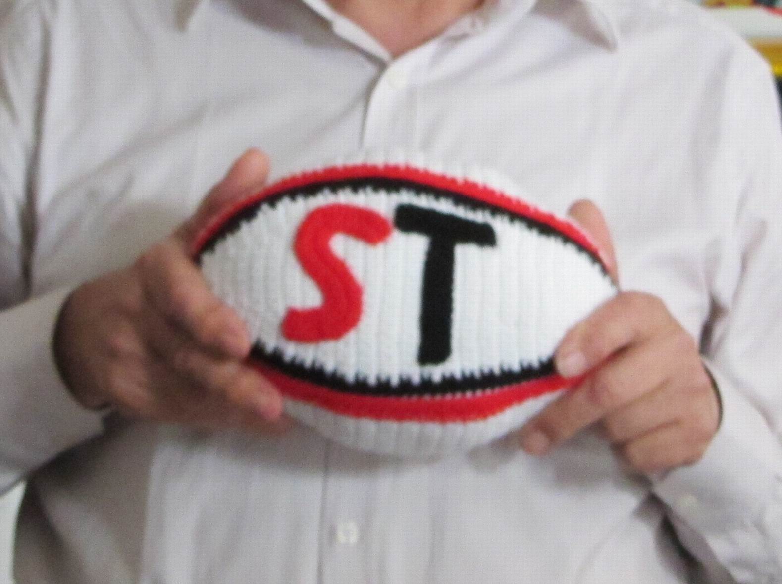 Un ballon de rugby au couleur du Stade Toulousain
