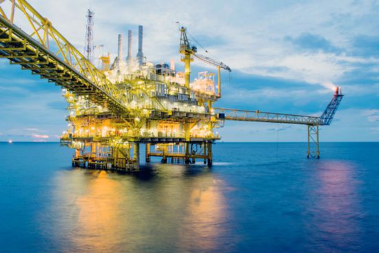 النفط يرتفع عند التسوية بنحو 1.5% مع الإغلاق