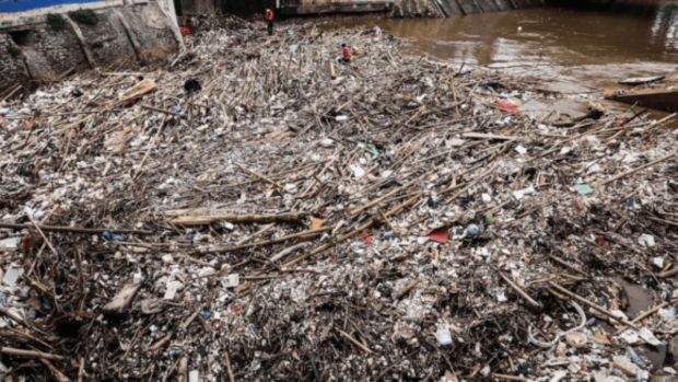 Gambar saat ini: Foto: Sungai di Jakarta penuh dengan sampah. Sumber: Istimewa.