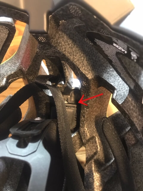 ヘルメット裏にスイッチ