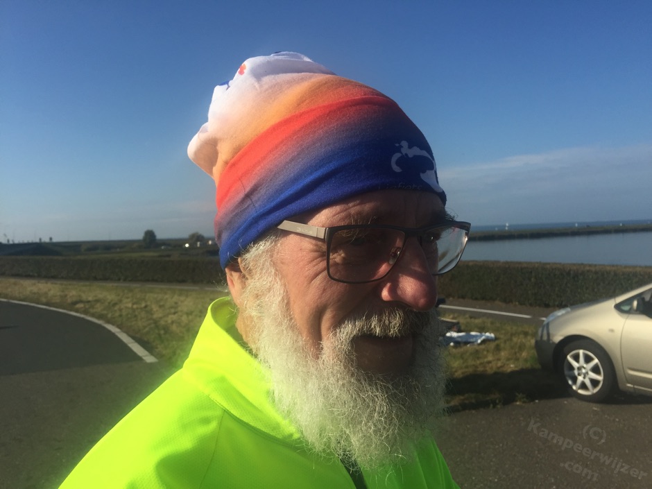 Jan draagt de NVHPV sjalie met stijl