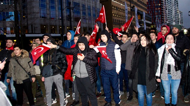 Hollanda’da yaşayan Türkler PKK’yı protesto etti