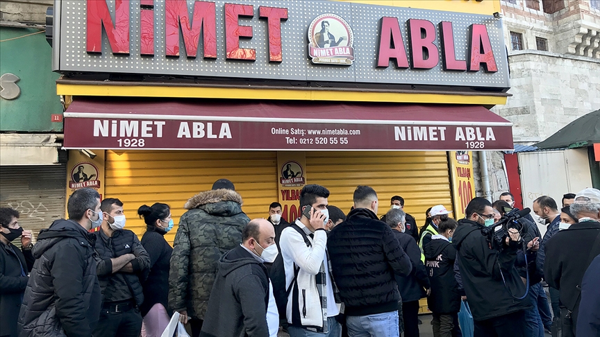 Yılbaşına saatler kala Eminönü’nde alışveriş hareketliliği sürüyor