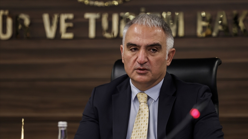 Bakan Ersoy: Küresel turizmde yaşanan büyük daralmada yüzde 10 daha başarılı bir performans sergiledik