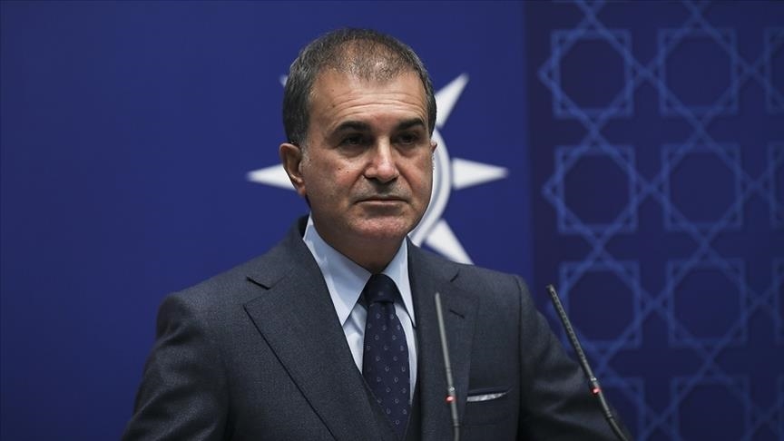 AK Parti Sözcüsü Çelik Boğaziçi Üniversitesi önünde Kabe fotoğrafının yere serilmesini kınadı