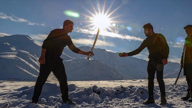 Karlı kış günlerinde ‘Van usulü beyzbol’ oynayarak eğleniyorlar