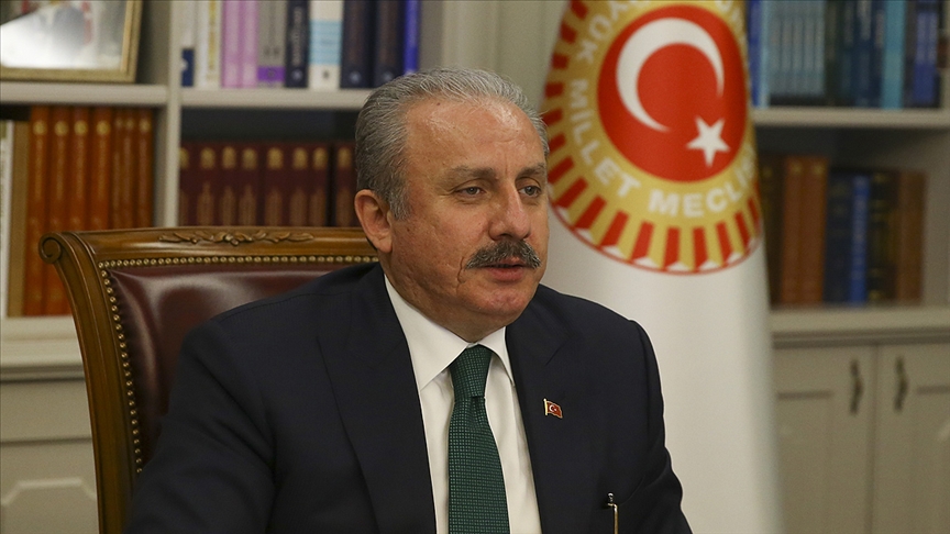 ‘Yeni anayasa konusunda niyet okumayı bir kenara bırakarak herkesin, bu işin olabilirliğini denemesi gerekir’