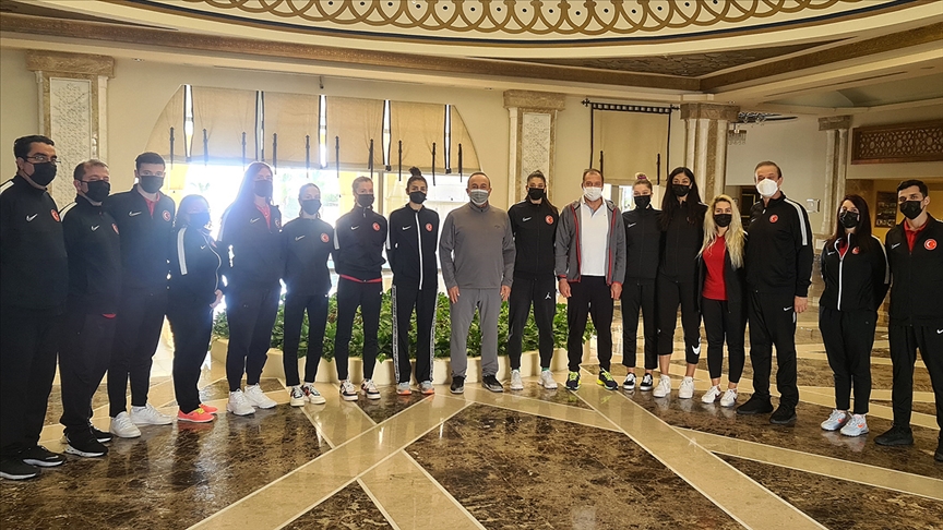 Bakan Çavuşoğlu’ndan olimpiyat hazırlıklarını sürdüren Kadın Milli Tekvando Takımı’na ziyaret