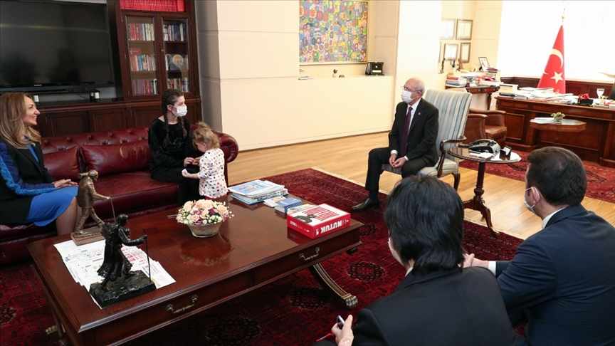 Kılıçdaroğlu, Konya’da eşinin şiddetine uğrayan Rukiye Ay’ı kabul etti