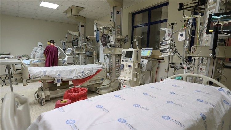 Türkiye’de son 24 saatte 7 bin 706 kişinin testi pozitif çıktı, 93 kişi hayatını kaybetti