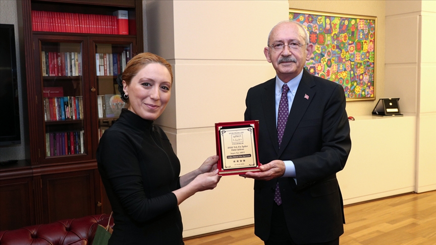 CHP Genel Başkanı Kılıçdaroğlu milli buz patenci Naz Arıcı’yı kabul etti