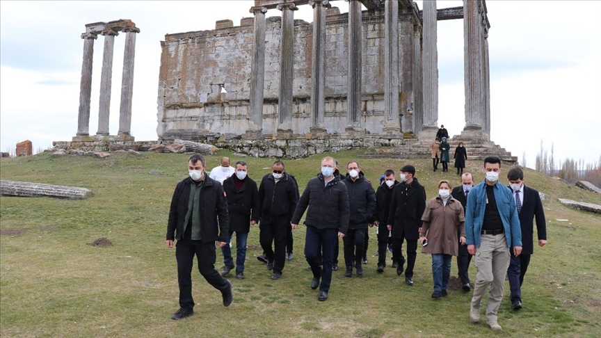 Gençlik ve Spor Bakanı Kasapoğlu, Aizanoi Antik Kenti ve Murat Dağı’nı ziyaret etti