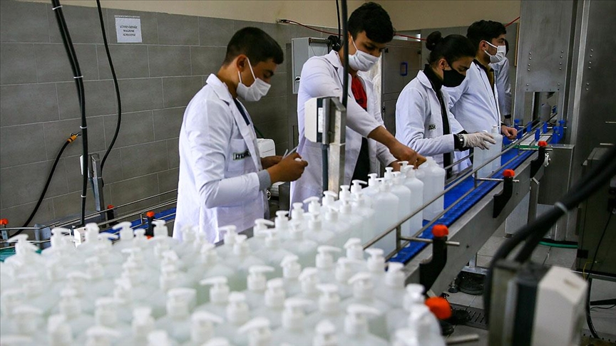 İzmir’deki meslek lisesi ürettiği dezenfektanlarla ihracata başladı