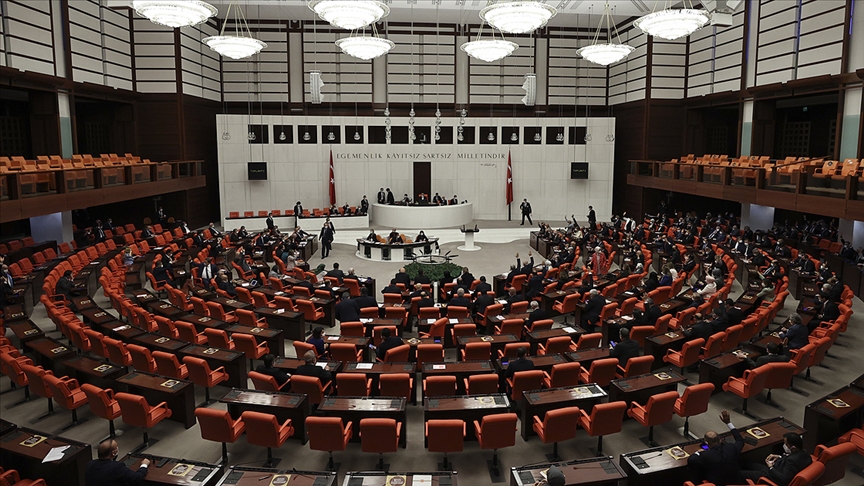 TBMM Genel Kurulunda, emeklilerin bayram ikramiyesinin 1100 liraya çıkarılmasını içeren madde kabul edildi