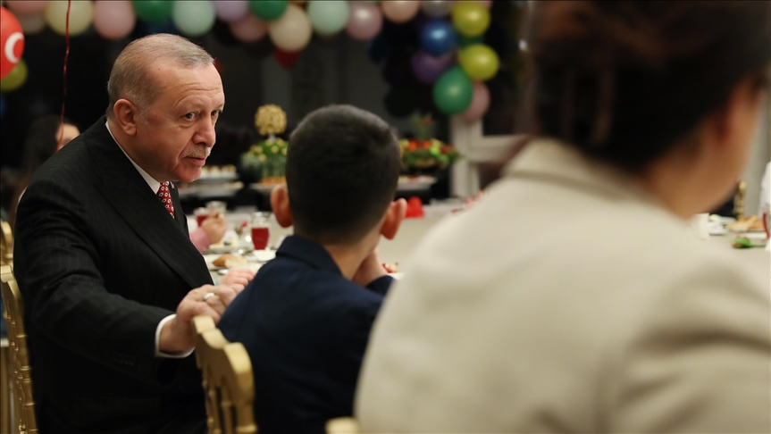 Erdoğan çifti 23 Nisan Ulusal Egemenlik ve Çocuk Bayramı’nda çocuklarla iftarda buluştu