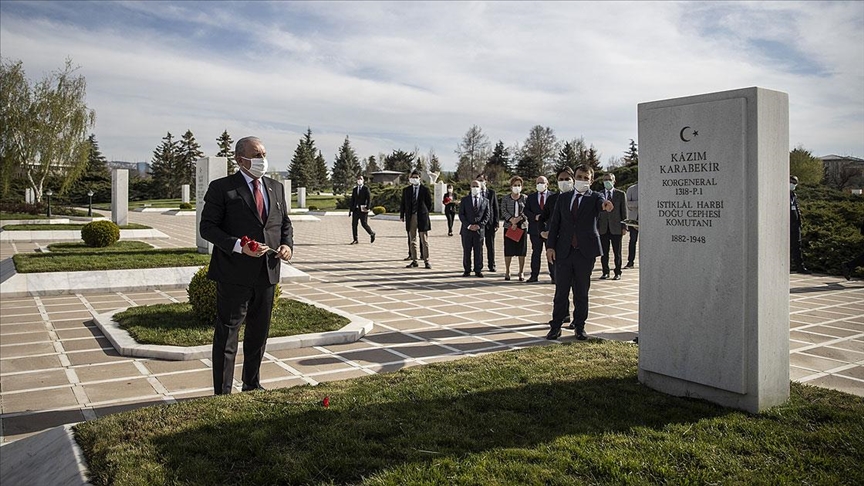 TBMM Başkanı Şentop, İstiklal Harbi kahramanları ve Meclis başkanlarının Devlet Mezarlığı’ndaki kabirlerini ziyaret etti