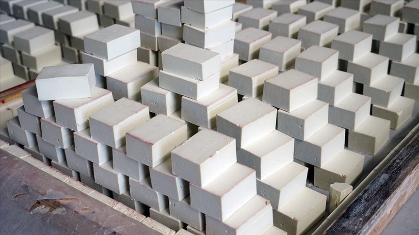 Kazdağları eteklerinde yüksek asitli zeytinyağları sabuna dönüşüyor