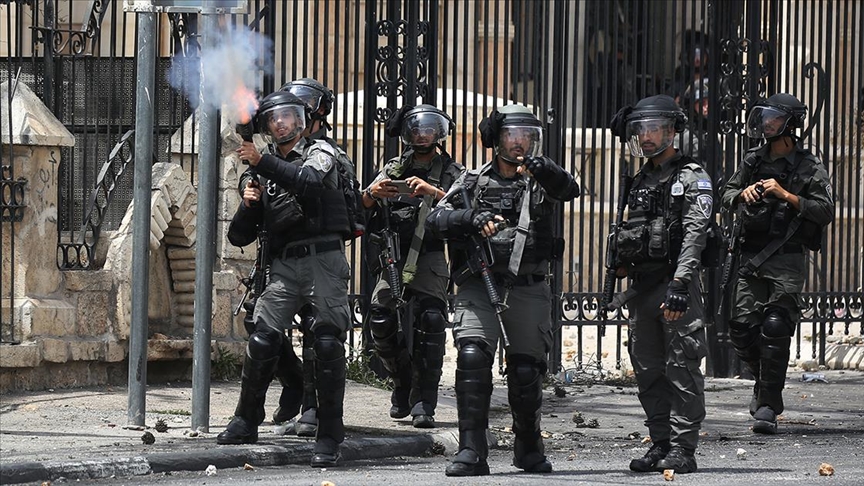 İsrail, Hizbullah destekçilerinin kutlama yaptığı Lübnan’ın güneyine gaz bombası attı