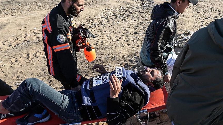 Filistinli gazeteciler İsrail’in kendilerini hedef alan saldırı ve ihlallerini protesto etti