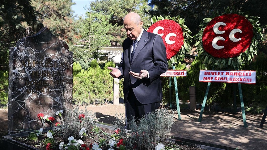 MHP Genel Başkanı Bahçeli, Alparslan Türkeş’in kabrini ziyaret etti
