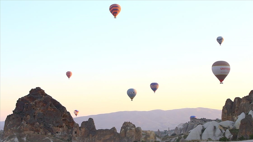 Kapadokya’da sıcak hava balonları ‘tam kapanma’ sürecinin ardından gökyüzünü yeniden renklendirdi