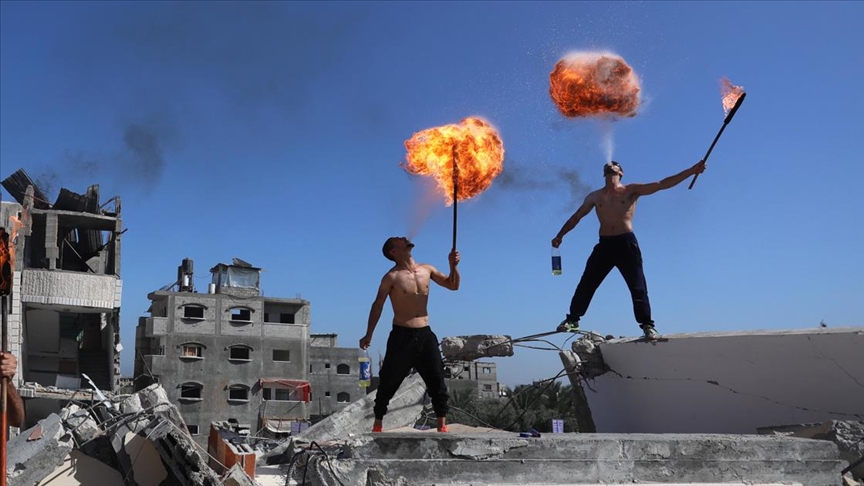 Gazzeli akrobatlar saldırıların enkazında ağızlarından ateş püskürterek dünyaya barış ve yaşam mesajı gönderdi