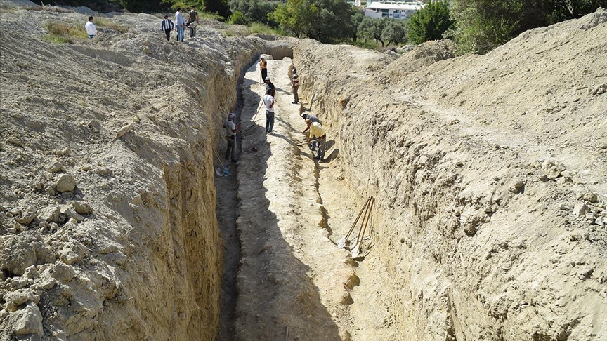 Kuşadası’nda inşaat alanındaki sondajda Milattan Önce 1’inci yüzyıla ait su kemeri bulundu