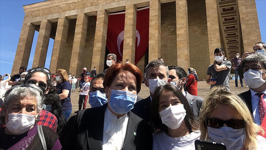 İYİ Parti Genel Başkanı Akşener Anıtkabir’i ziyaret etti