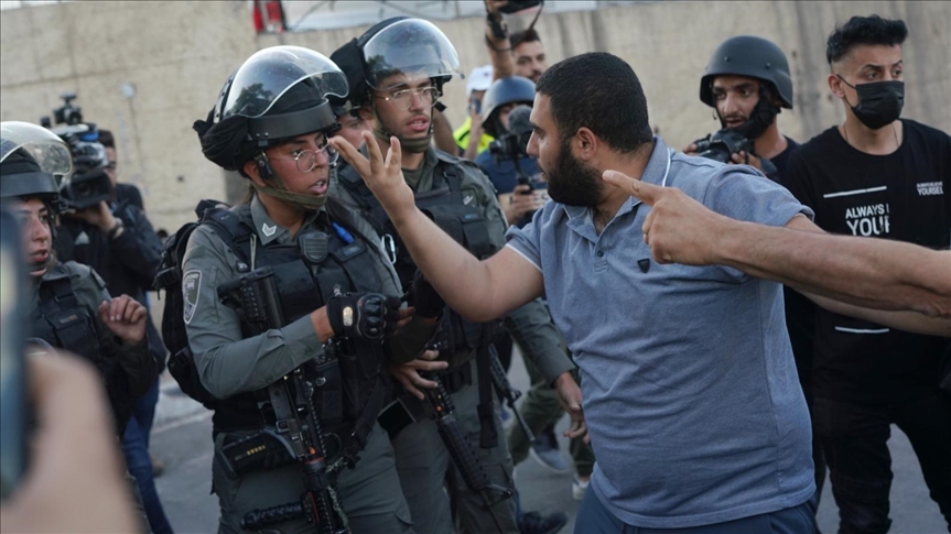 İsrail polisi işgal altındaki Doğu Kudüs’te eylem yapan Filistinlileri darbetti