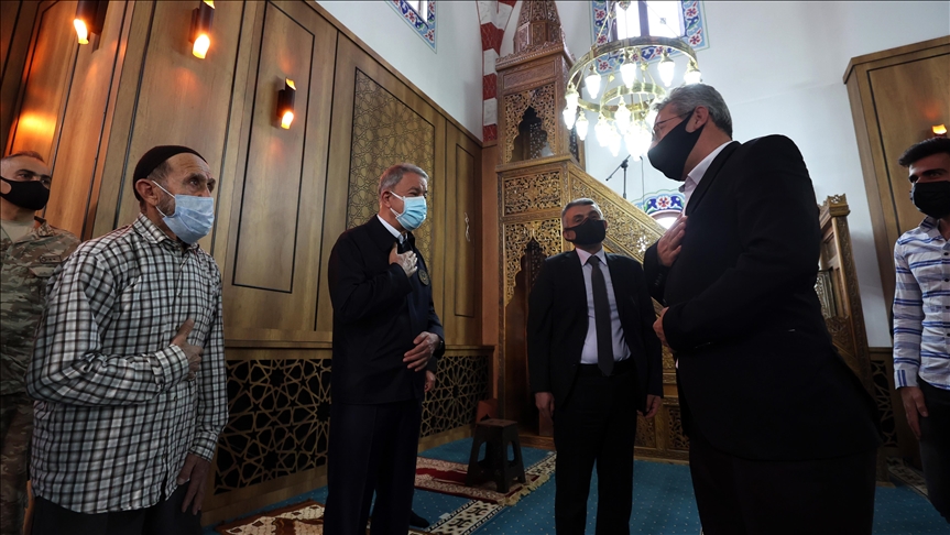 Milli Savunma Bakanı Akar, bayram namazını Şırnak’ta vatandaşlarla kıldı