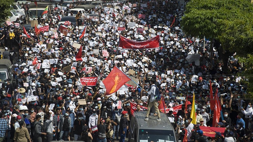 Myanmar’da ordunun saldırıları sonucu 90 bin kişi yerinden oldu
