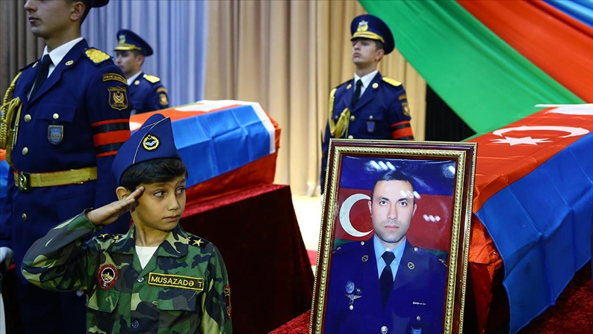 Azerbaycan ordusu Karabağ’daki savaşta 2 bin 900 şehit verdi