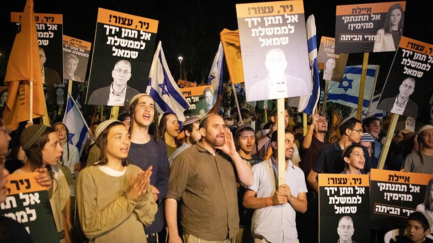Netanyahu taraftarları, yeni koalisyon hükümetine destek veren eski Adalet Bakanı Şaked’i protesto etti