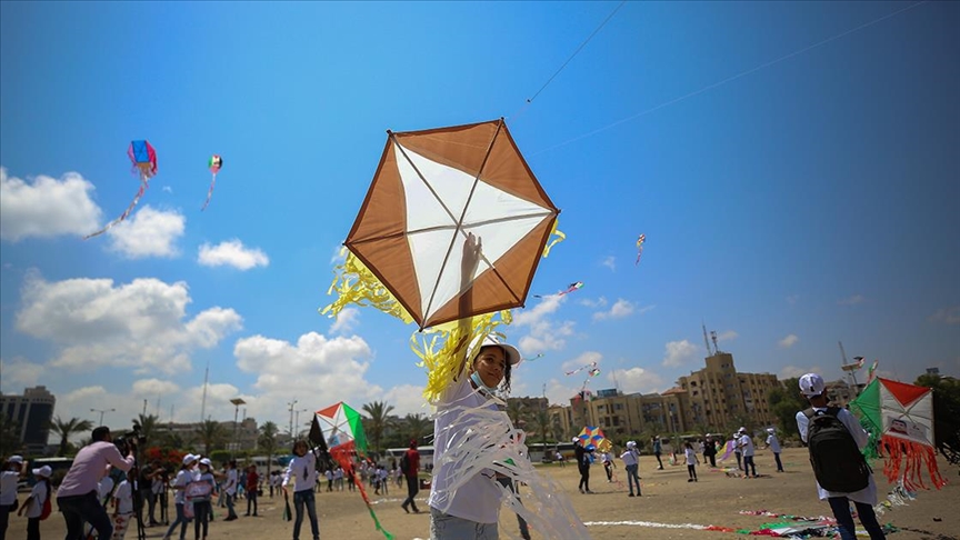 Gazzeli çocuklar İsrail saldırılarında ölen arkadaşlarının resimlerini uçurtmalarla gökyüzüne bıraktı