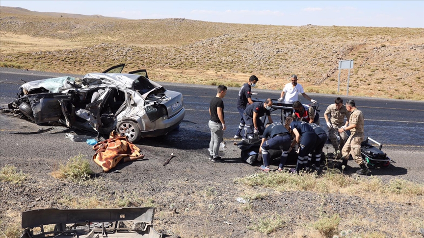 Diyarbakır’da tuğla yüklü kamyon ile otomobil çarpıştı: 2 ölü, 3 yaralı